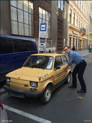 Reúnen dinero en Polonia para regalarle un Fiat 126p a Tom Hanks
