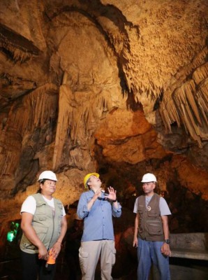 Así disfrutó el presidente Juan Orlando Hernández el recorrido por las cuevas de Taulabé