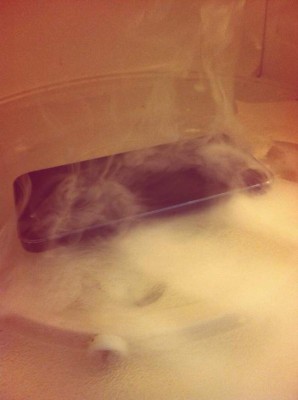 Destrozan sus iPhone 6 al cargarlos en el microondas