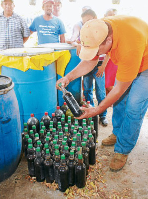 Procesan abono y fertilizante con estiércol de ganado en el sur