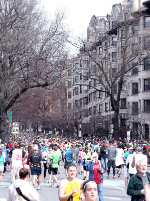 Tres muertos y más de 100 heridos por explosión en maratón de Boston