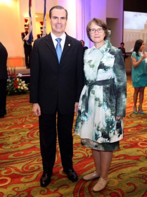 alegre festejo por la unidad