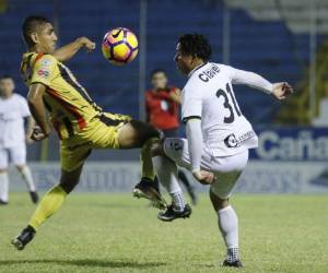 Golazo de otro juego. El Chino festeja pidiendo silencio: “Es para los que se alejan”, dijo.