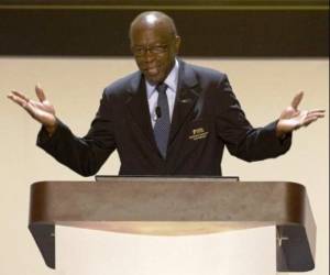 ARCHIVO - En esta foto del 2 de junio de 2011, el suspendido ejecutivo de la FIFA Jack Warner durante una rueda de prensa en el aeropuerto de Puerto España, Trinidad y Tobago. (AP Foto/Shirley Bahadur, archivo)