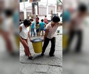 Fotos de los ciudadanos agotando los recursos para obtener agua.