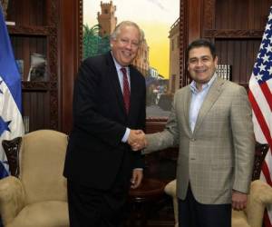 El consejero del Departamento de Estado Thomas Shannon con el presidente Juan Orlando Hernández. (Foto: AFP)