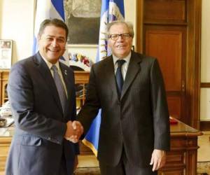 Juan Orlando Hernández estrecha la mano al secterario de la Organización de Estados Americanos (OEA) Luis Almagro.