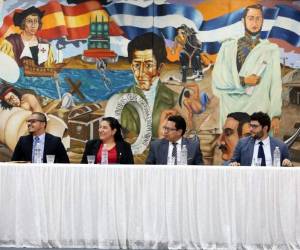 En la mesa: César Rivera, de EL HERALDO; Jenny Zelaya y Hermes Díaz, de la UPNFM; y Rolando Kattán, poeta y conferencista. Foto: Jimmy Argueta / El Heraldo.