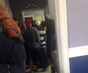 Hondureños hacen fila en el consulado de Washington. (Foto: Dilcia Díaz Mendoza)
