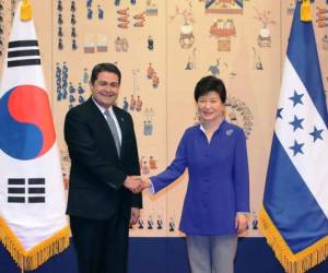 Juan Orlando Hernández, se reunió este lunes en Seúl con su homóloga surcoreana, Park Geun-hye.