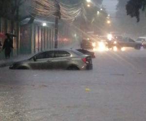 Las lluvias de este lunes ocasionaron inundaciones en varias colonias, provocando que algunos vehículos quedaran atrapados por la fuerte corriente que se formó en las calles.