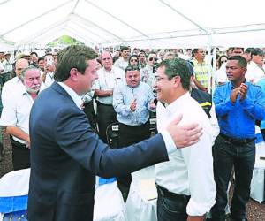 Ketil Karlsen, de la Unión Europea, saluda al Presidente.