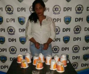 Varios envases cubiertos de droga intentó ingresar la fémina al centro penal.