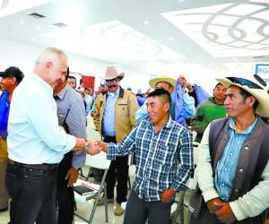 Mauricio Oliva se reunión con líderes y seguidores del movimiento Juntos Podemos.