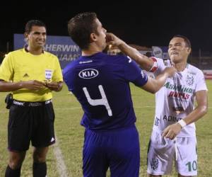Rambo de León fue la figura de la cancha. Aquí bromea con Júnior Izaguirre.