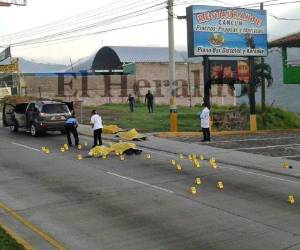 Los policías ya han colocado más de 50 números sobre igual cantidad de casquillos que quedaron en la escena del crimen.