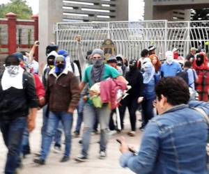 Estudiantes desalojan de forma pacífica las instalaciones de la UNAH en Tegucigalpa. (Fotos: Alex Pérez/Wilfredo Alvarado)