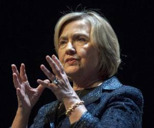 Hillary Clinton asegura que usó su cuenta personal por 'razones prácticas'.