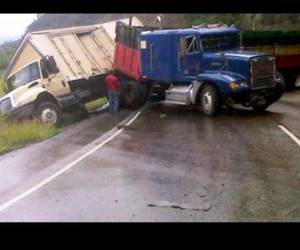 El hecho ocurrió cuando un cabezal y un camión cargado con sal que venían en carriles contrarios impactaron.