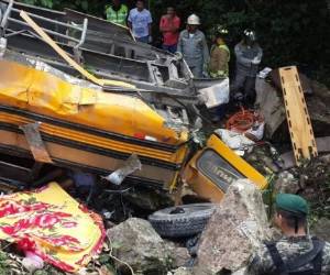 El bus quedó destruido al caer a una hondonada de 80 metros.