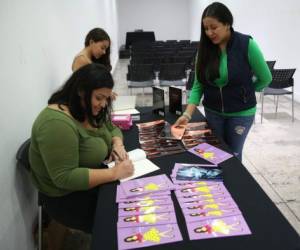 La autora ofreció una firma de autógrafos para quienes asistieron a la presentación de su más reciente escrito.