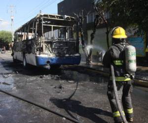 Varios automóviles fueron incendiados este viernes en Guadalajara.