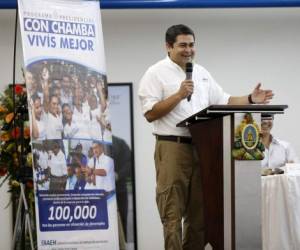 El presidente de Honduras en un evento del programa 'Con Chamba Vivís Mejor', el martes, en Choloma, Cortés.