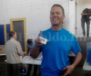 Leonel Banegas Gutiérrez fue el primero en votar (Foto: Alex Pérez/ El Heraldo Honduras/ Noticias de Honduras)