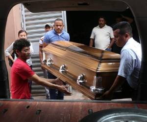 El féretro de Ramón Martínez fue retirado ayer de la morgue del Ministerio Público.