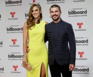 El cantante colombiano se hizo presente al evento junto a su compatriota la guapa actriz y modelo Karen Martínez.