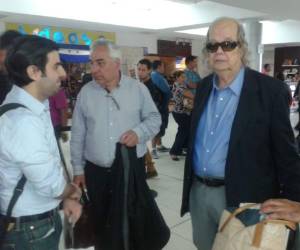 El facilitador de la OEA (primero a la derecha) salió hoy de Honduras.