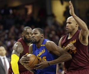 Kevin Durant, del Golden State Warriors, conduce el balón ante la marca de Richard Jefferson, de los Cleveland Cavaliers, en la segunda mitad de una NBA (Foto: AP)