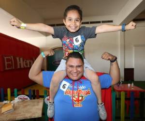 Carlos Fiallos celebró su triunfo con su pequeño Carlos Enrique.