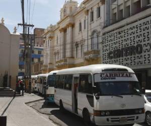 En el centro de Tegucigalpa se observó el fin de semana una moderada fila de buses ejecutivos a la espera de los pasajeros. Foto: Alejandro Amador/EL HERALDO.