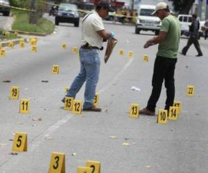 Escena del crimen de un padre y su hijo en San Pedro Sula en mayo de 2014.