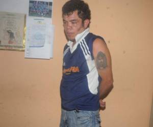 El violador lleva un tatuaje con el rostro de Jesucristo en el brazo izquierdo.