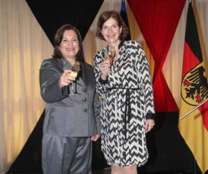 La designada presidencial Rossana Guevara y la embajadora Beatrix Kania.