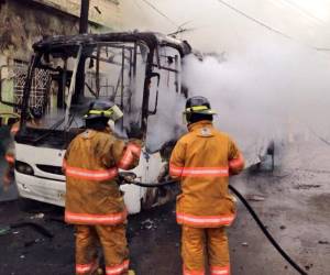 El bus quedó completamente destruido.