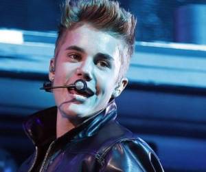 El cantante bailo una conocida canción latina.