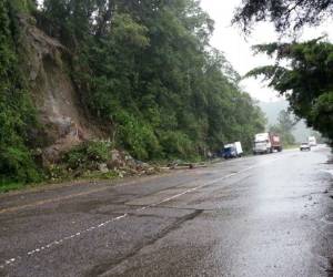 Deslizamiento de tierra en carretera entre Santa Rosa de Copán y Occidente debido a las lluvias.