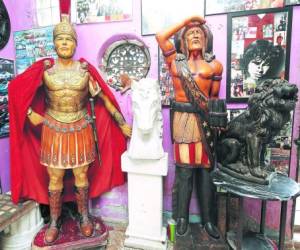 Un soldado romano con un serio semblante mostrando su armadura y espada y un indio piel roja le aguardan en el museo familiar. Personajes de la historia de diferentes partes del mundo se pueden encontrar.