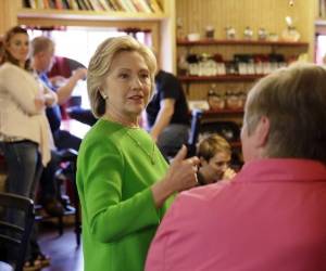 Hillary Clinton visita una pequeña tienda en Iowa.