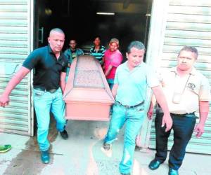 Momentos en que familiares retiran los cuerpos de Kilder Álvarez y César Lara.