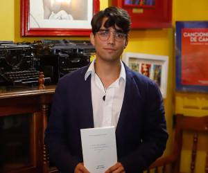 En 2018 publicó su primer poemario, “Bocetos de un cuerpo sin forma”, con la editorial hondureña Librería Paradiso.