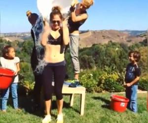 Jennifer López se bañó con agua helada por una buena causa. / Youtube