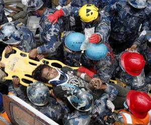 Pemba Tamang se aferra a la mano de unos de los socorristas.