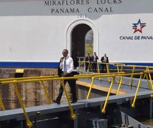 El presidente de Estados Unidos, Barack Obama recorre el Canal de Panamá.