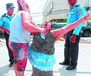 Entre llanto y dolor, la abuela del joven se tiró al suelo por el asesinato de su nieto.