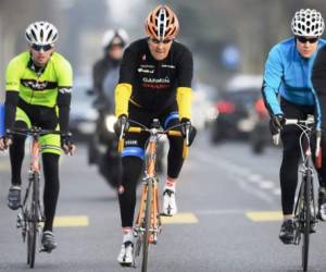John Kerry (en el centro de la imagen) es un amante del ciclismo.