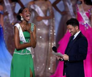 Miss Nigeria Nyekachi Douglas reacciona durante la Miss Mundo Final 2019 en el Excel Arena en el este de Londres el 14 de diciembre de 2019. / AFP / DANIEL LEAL-OLIVAS